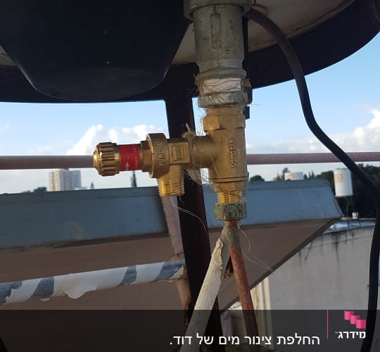 שסתום פליז עם צינורות מחוברים לדוד מים